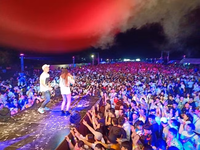 Nhờ gương mặt xinh đẹp, thân hình nóng bỏng, "thiên thần tắm suối" rất đắt show.