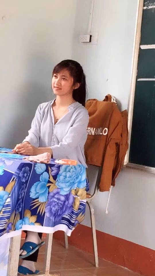  2. Cô giáo vùng cao Trần Hải Lý: Tháng 10/2018, loạt ảnh chụp cô giáo trẻ dạy học tại một trường vùng cao của tỉnh Đắk Lắk xuất hiện trên nhiều diễn đàn. Với vẻ đẹp giản dị, mộc mạc và nụ cười dễ mến, nữ giáo viên nhanh chóng chiếm trọn cảm tình của cộng đồng mạng. Cô giáo trong bức ảnh được chia sẻ là Trần Hải Lý, 21 tuổi, đang giảng dạy tại trường mẫu giáo và tiểu học Đinh Tiên Hoàng, Thôn 4 Cư San, huyện M'Drăk, tỉnh Đắk Lắk. Ảnh: Ray Dere.