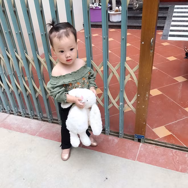 Cha bé là anh Tùng Lâm (25 tuổi) tự hào về cô con gái nhỏ: "Con gái mình tình cảm, hay làm trò vui cho mọi người cười. Su đúng là người tình kiếp trước của mình vì tính cách rất tương đồng. Su nói nhiều nên gặp ai cũng dễ hoà đồng và thân thiện". Ảnh: Gia đình cung cấp.