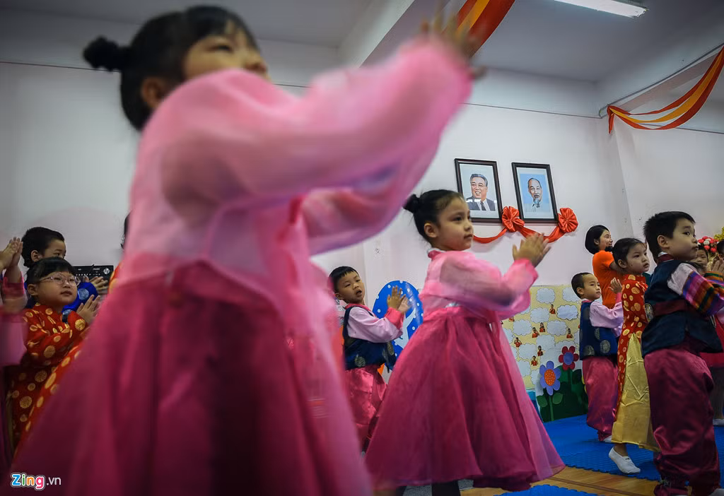 Hai lãnh đạo của trường cũng rất hào hứng kể về ấn tượng với đất nước Triều Tiên sau những chuyến thăm. "Tôi đi theo hội hữu nghị Việt - Triều, thường là một năm đoàn họ sang thăm Việt Nam và năm sau mình lại sang", bà Thanh nói. Tuy không phải đoàn Chính phủ nhưng đoàn Hữu nghị vẫn được tiếp đón chu đáo và tham quan nhiều địa danh nổi tiếng ở Triều Tiên", bà Thanh tiếp lời.