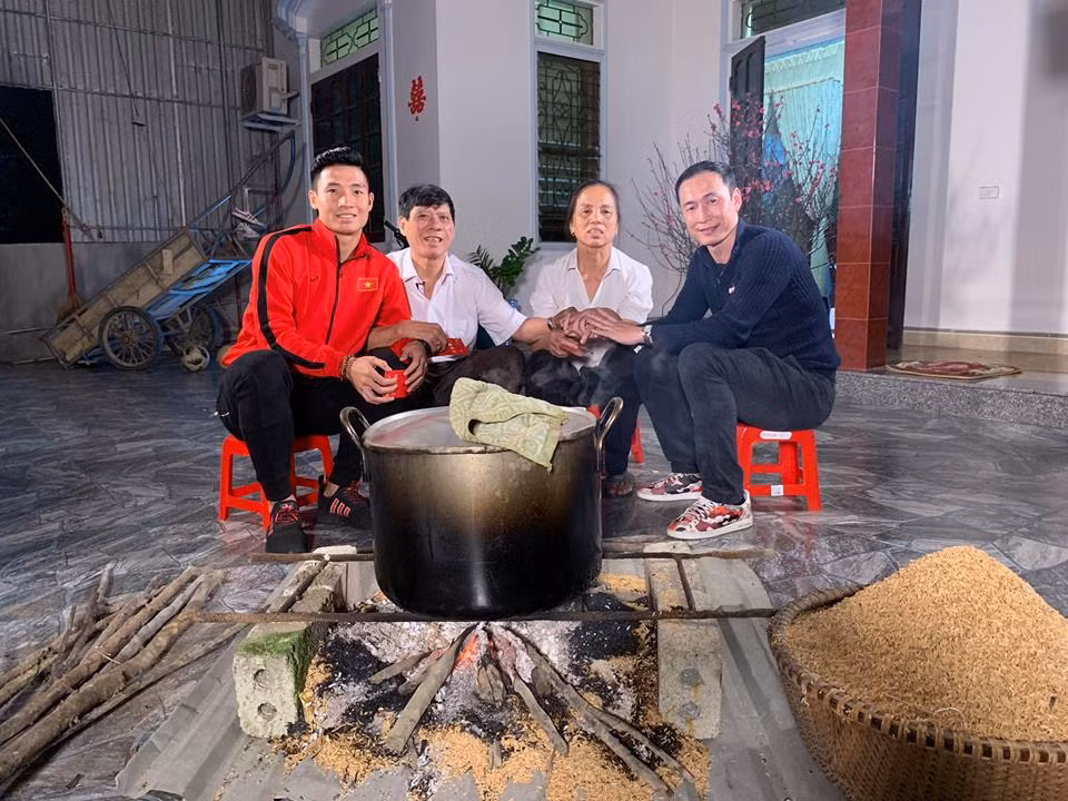 Trung vệ Bùi Tiến Dũng hạnh phúc bên bố mẹ: "Ấm áp nhất vẫn là được trở về trong vòng tay cha mẹ. Hạnh phúc nhất là sau mỗi chuyến đi xa được về quê ăn Tết. Và có những cảm xúc thật đặc biệt khi cùng cha mẹ trông nồi bánh chưng và cùng ôn lại những thành công của năm cũ. Các bạn đã trở về với gia đình, với cha mẹ mình chưa?".