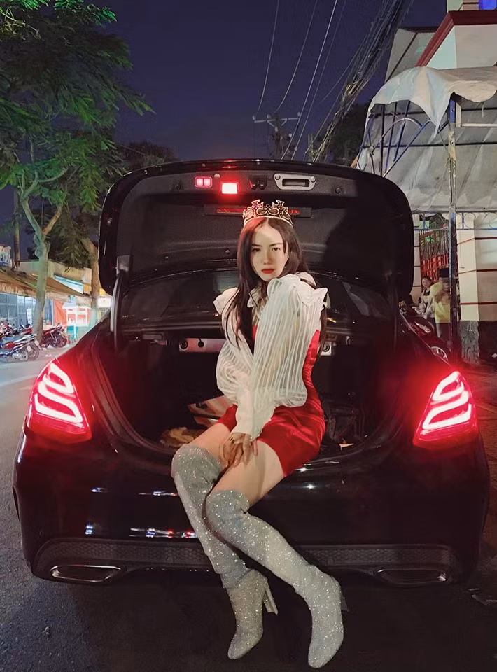 Phương Ly: "Tạo dáng chụp ảnh kỉ niệm show diễn cuối năm 2018. Sau đó là nghỉ Tết rồi lại quay lại quẩy với các bác, các bé và chúng bạn nhé. Cảm ơn mọi thứ, mọi người vì đã ủng hộ và đồng hành cùng Phương Ly".
