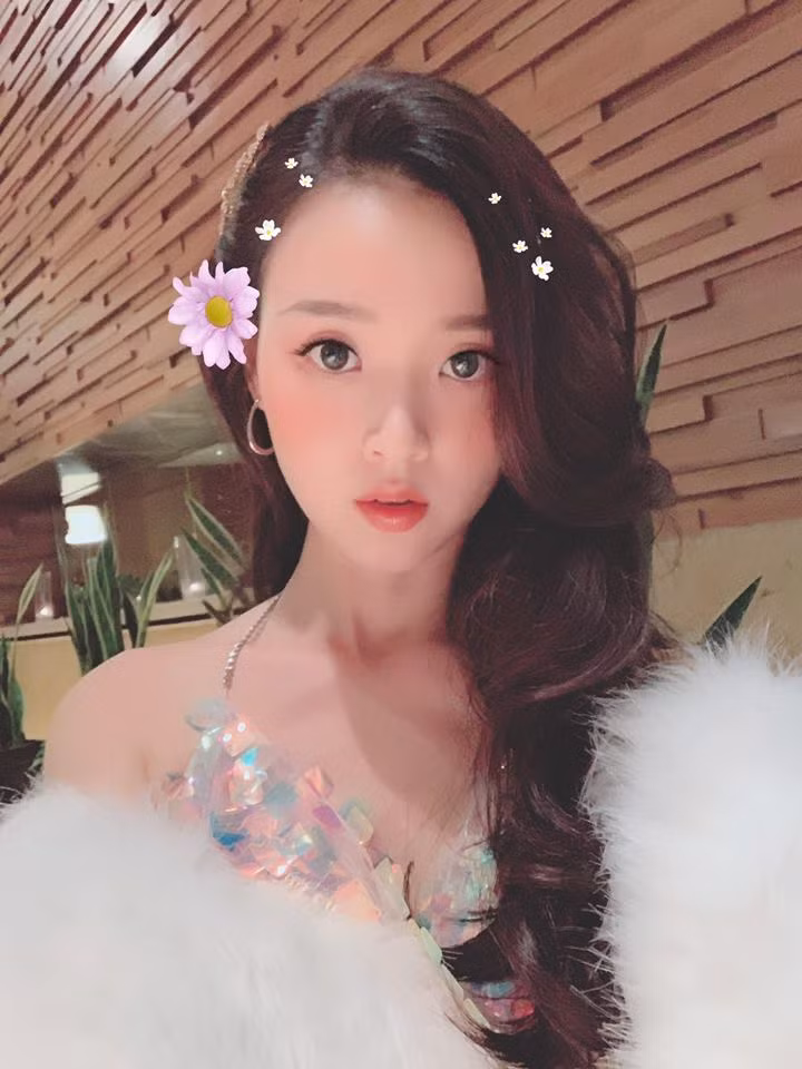 Midu khoe vẻ đẹp sexy đi dự tiệc cuối năm.