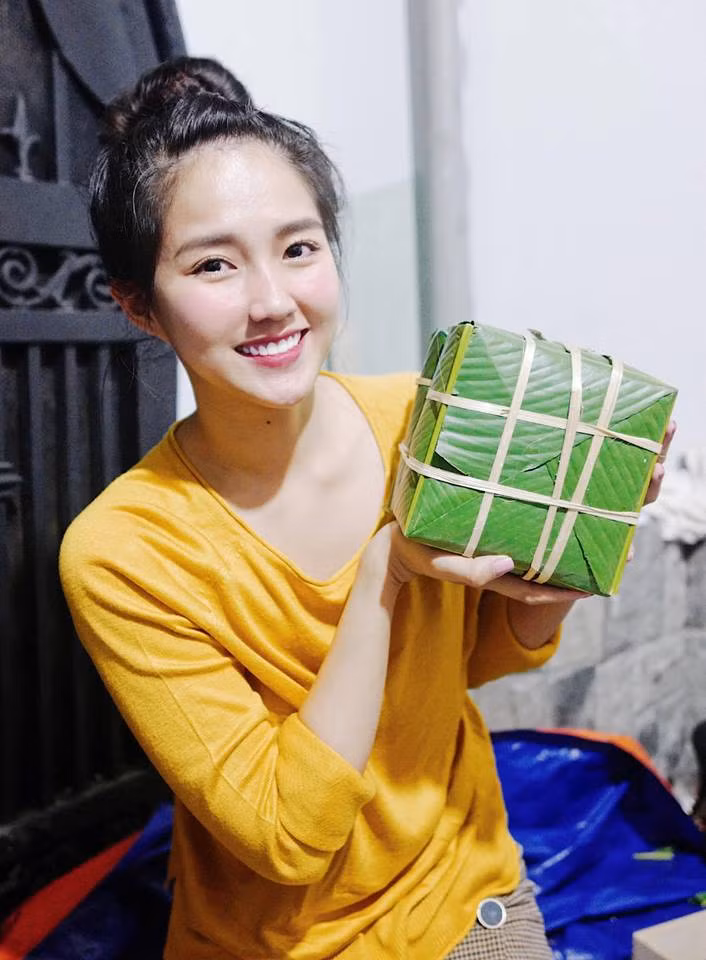 Hot girl Kiều Trinh hào hứng khoe chiếc bánh chưng tự làm: "Hì hục mãi cũng xong một cặp bánh chưng".