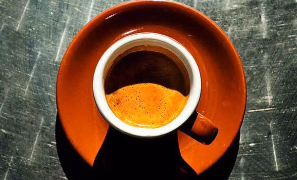 Trà mạ vàng: Trà mạ vàng được bán ở quán cà phê Mocca Art. Tại đây, người ta dùng những lá trà dát vàng để phục vụ khách với niềm tin, mọi bệnh tật sẽ được đẩy lùi khi sử dụng thức uống đặc biệt này. Một ấm trà được bán với giá 62 USD . Ảnh: Foodbeast.