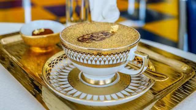 Cappuccino phủ bột vàng: Burj Al Arab là một trong những khách sạn quyền lực nổi tiếng ở Dubai. Nơi đây sử dụng tới 1.790 m2 vàng 24K để trang trí. Ngoài thiết kế đẳng cấp, khách sạn còn nổi tiếng với ly cappuccino phủ bọt sữa trộn bột vàng được phục vụ tại nhà hàng Gold On 27, quán bar đưa vàng vào mọi đồ uống, nằm ở tầng 27 của tòa nhà. Loại đồ uống này là một trong những thức uống ưa chuộng của hội con nhà giàu ở Dubai. Ảnh: Emirates Palace.