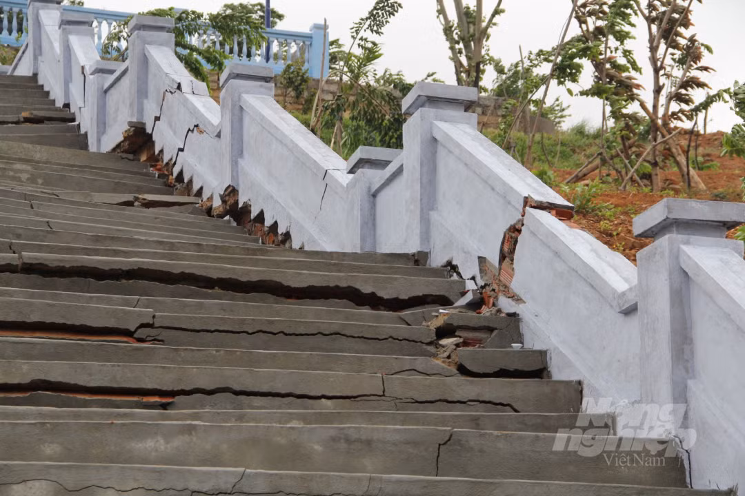 Bờ tường nối từ mặt đường lên khu vực đặt bia tưởng niệm cũng bị nứt toác, đứt gãy nhiều chỗ.