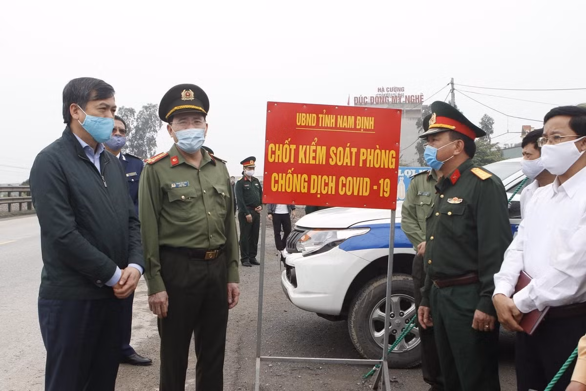 Tỉnh Nam Định: Lãnh đạoTrung tâm Kiểm soát bệnh tật tỉnh cho biết, Nam Định tiếp tục tạm dừng tiếp nhận người dân trở về từ các địa phương đang thực hiện giãn cách xã hội theo Chỉ thị 16. Với Hà Nội do đã chuyển sang Chỉ thị 15, người từ Hà Nội về nếu đã tiêm đủ 2 mũi vắc xin sẽ phải cách ly một tuần.