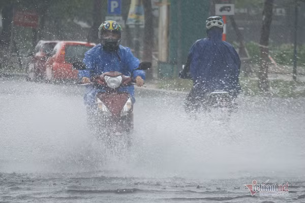 Dự báo thời tiết 13/9, miền Trung nhiều nơi vẫn mưa rất to Du bao thoi tiet 13/9, mien Trung nhieu noi van mua rat to