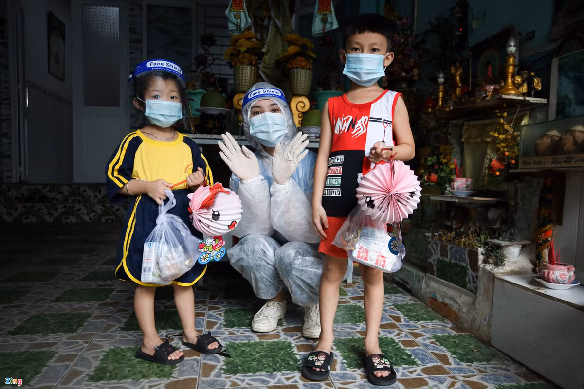 Hành trình phát quà kéo dài từ 8h đến 14h và di chuyển qua nhiều địa điểm, Tiểu Vy cho biết cô đã thấm mệt, mồ hôi đổ ướt áo. Tuy nhiên, niềm vui khi chứng kiến trẻ em có quà Trung thu, các hộ dân nhận được thực phẩm giúp cô có động lực để tiếp tục làm từ thiện trong những ngày tới. "Bây giờ tôi không mong gì hơn ngoài việc dịch Covid-19 sớm kết thúc để bà con trở lại lao động như trước kia, để cuộc sống của họ bớt vất vả", Hoa hậu Việt Nam 2018 chia sẻ. 