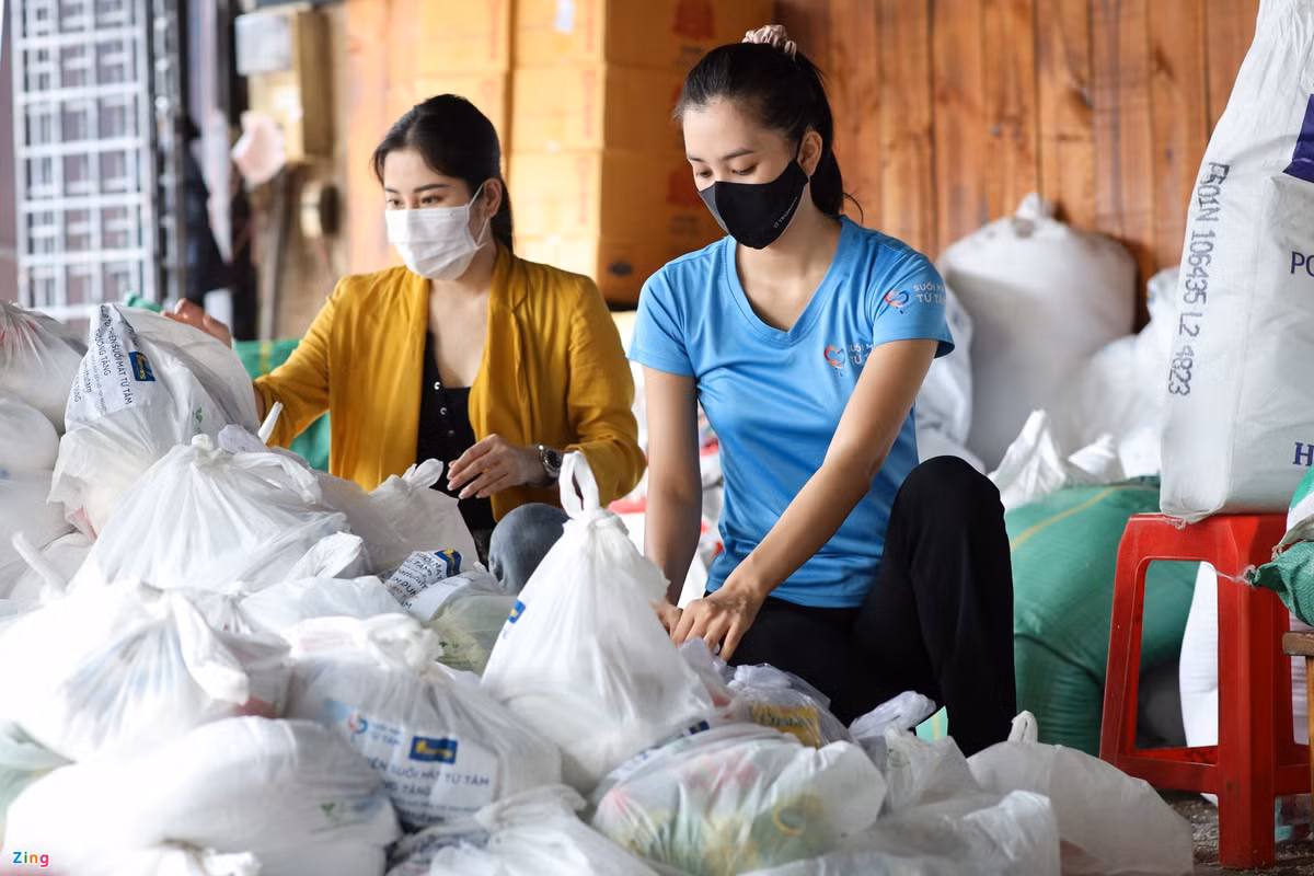 Trung thu bên các em nhỏ có hoàn cảnh khó khăn của Hoa hậu Tiểu Vy Trung thu ben cac em nho co hoan canh kho khan cua Hoa hau Tieu Vy
