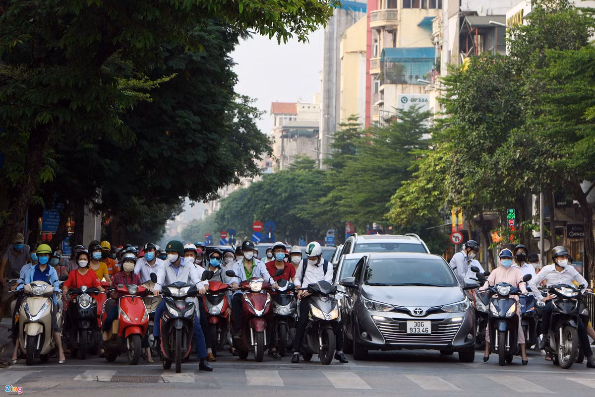 Duong Ha Noi lai dong duc xe co nhu chua he co COVID-19