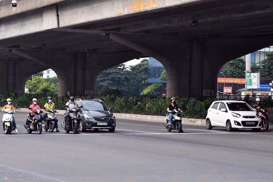 Cảnh dừng chờ đèn tín hiệu ở góc Phạm Hùng - Tôn Thất Thuyết cùng thời điểm trên. Vào giờ này ngày thường, mật độ phương tiện ở đây luôn đông đúc. Đây cũng là một trong những điểm đen ùn tắc giao thông của Hà Nội.