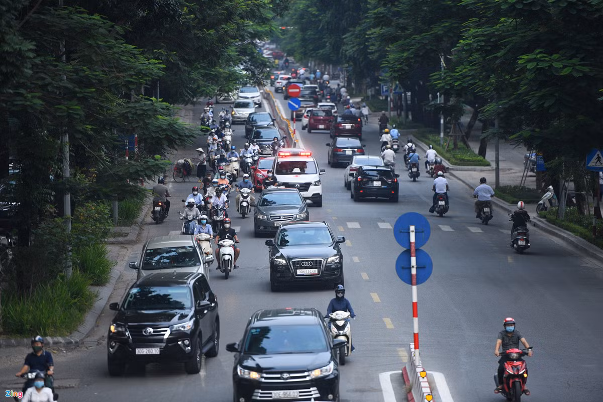 Duong Ha Noi lai dong duc xe co nhu chua he co COVID-19-Hinh-2
