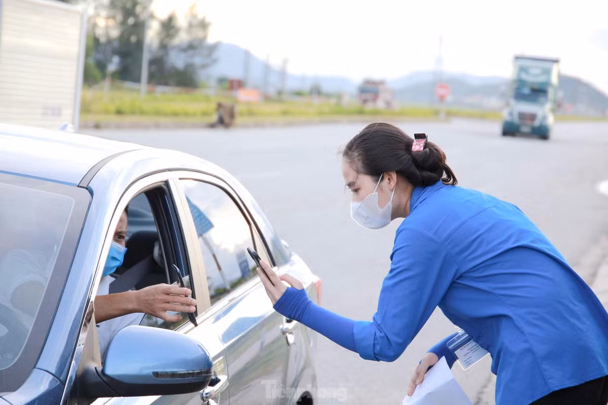 Những ngày huyện Nghi Lộc (Nghệ An) thực hiện cách ly xã hội theo Chỉ thị 16, cùng với ngành y tế và lực lượng công an, quân sự là hình ảnh đoàn viên thanh niên xung phong nơi tuyến đầu chống dịch.
