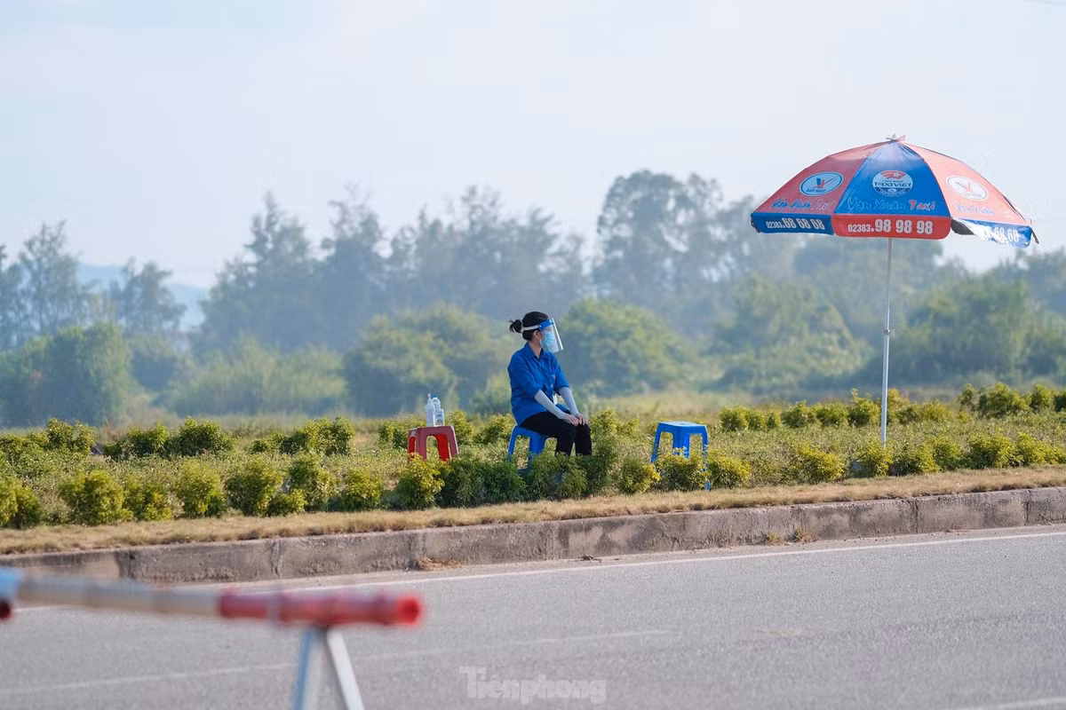 Nhận định được mức độ nguy hiểm và lây lan nhanh của dịch COVID-19, các bạn trẻ luôn chủ động trang bị đầy đủ khẩu trang, kính chắn giọt bắn, và hạn chế tiếp xúc gần.