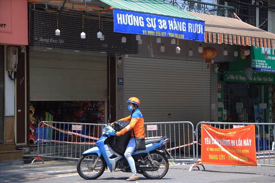 Lác đác một vài shipper đến nhận hàng tại phố Hàng Mã.