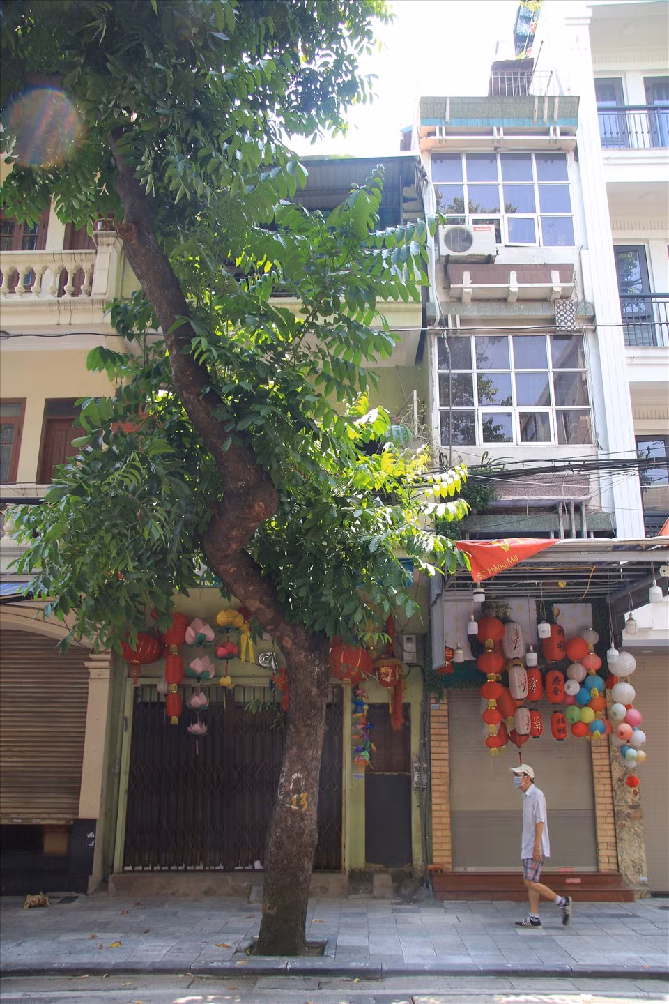 Những đồ chơi được trẻ con ưa chuộng mỗi dịp Trung thu như đèn ông sao, đầu lân, mặt nạ,... đều vắng bóng tại con phố này.