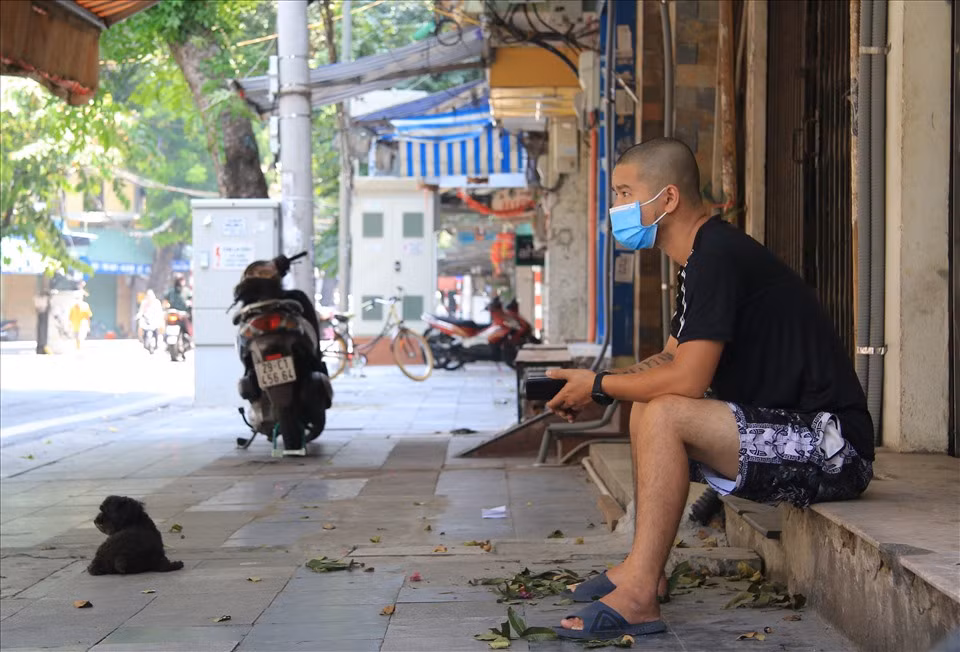 Các chủ cửa hàng đếm từng ngày mong dịch bệnh mau qua đi để hoạt động kinh doanh sớm được trở lại bình thường.