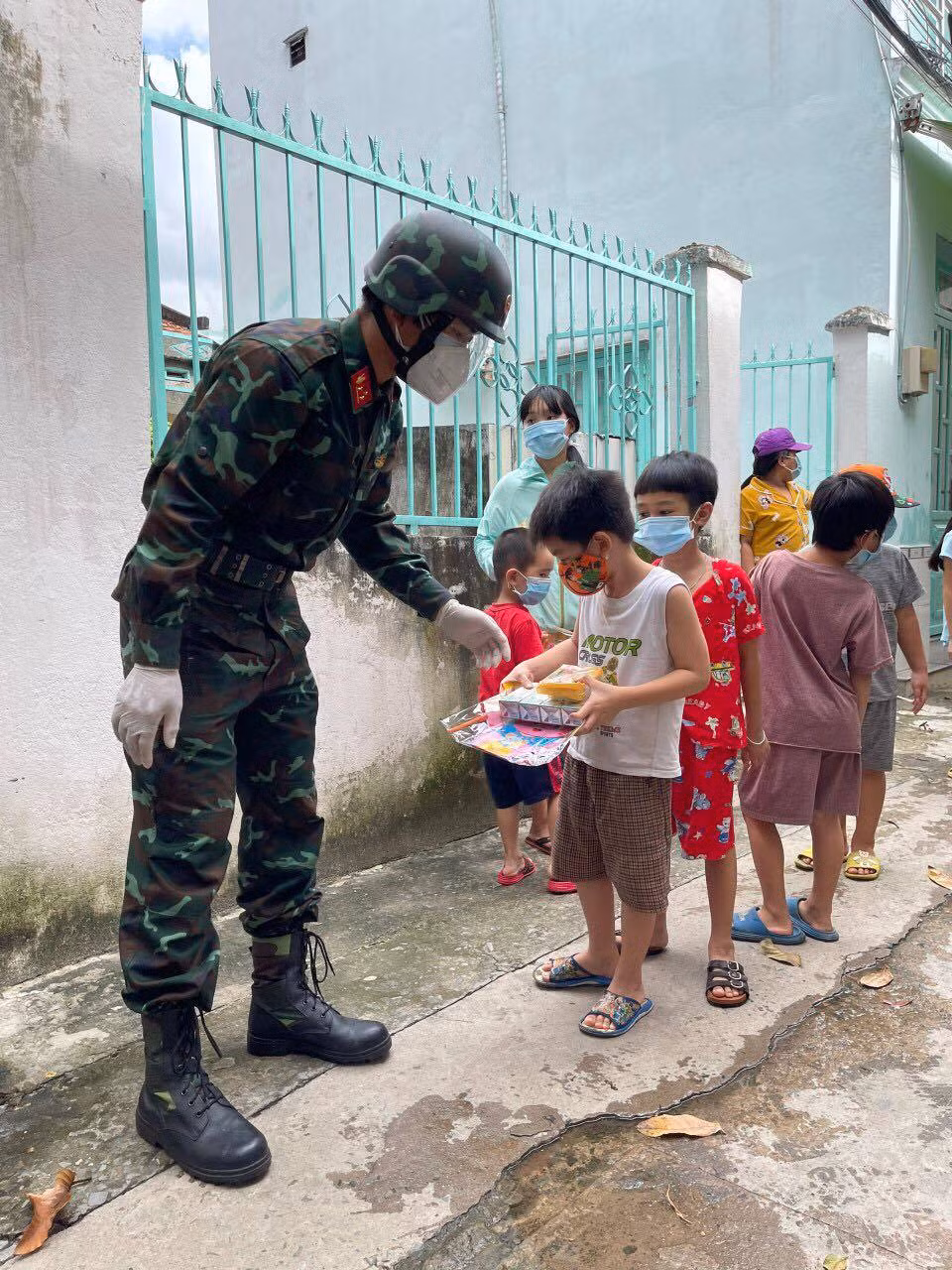 Ngoài ra, Bộ Tư lệnh Quân khu 7 gửi tặng 1.000 chiếc bánh trung thu cho các trẻ em có hoàn cảnh khó khăn, có cha, mẹ không may qua đời vì COVID-19. (Ảnh: Vietnamnet)