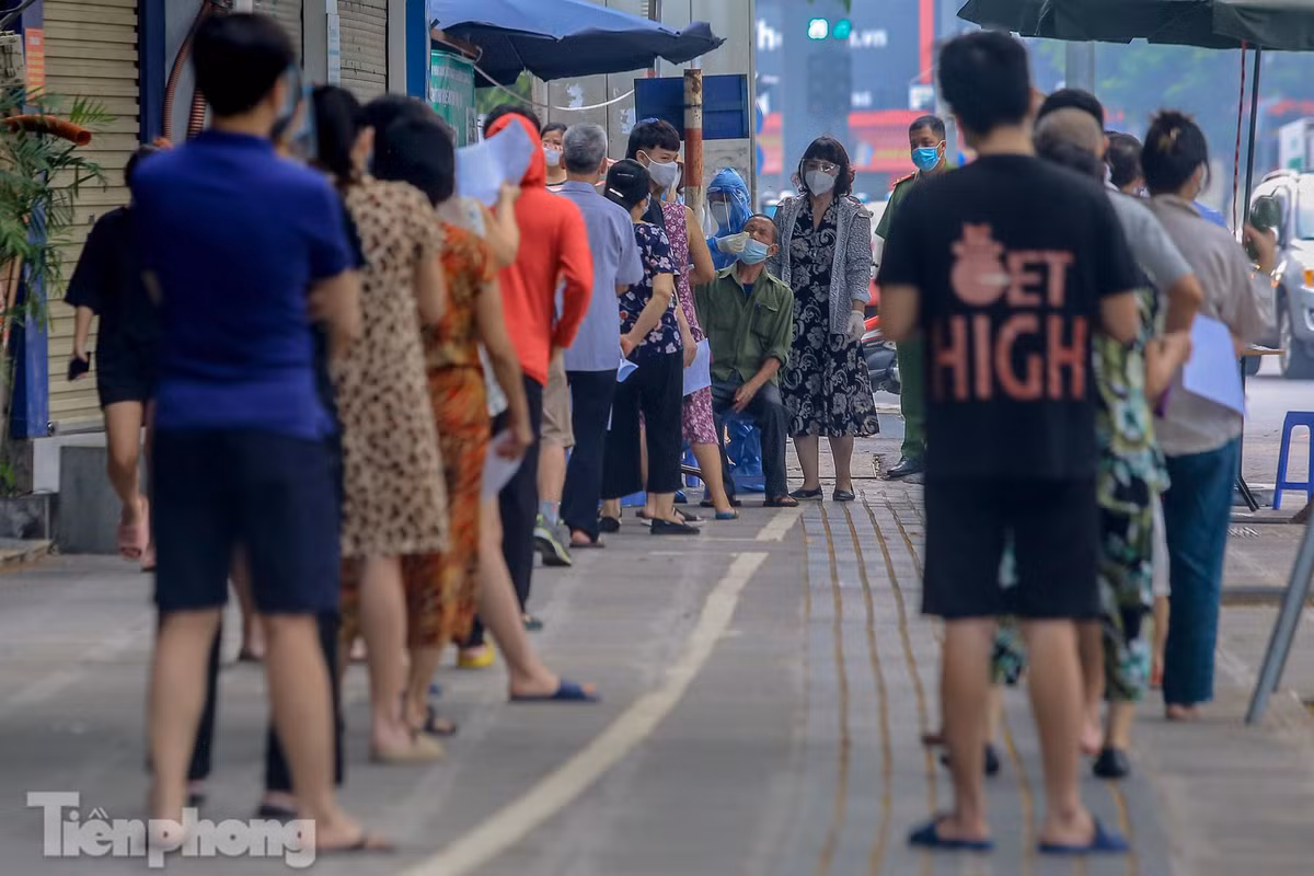 Dòng người xếp hàng chờ xét nghiệm tại đầu phố Thái Hà gẫn nút giao Tây Sơn vào sáng nay. 