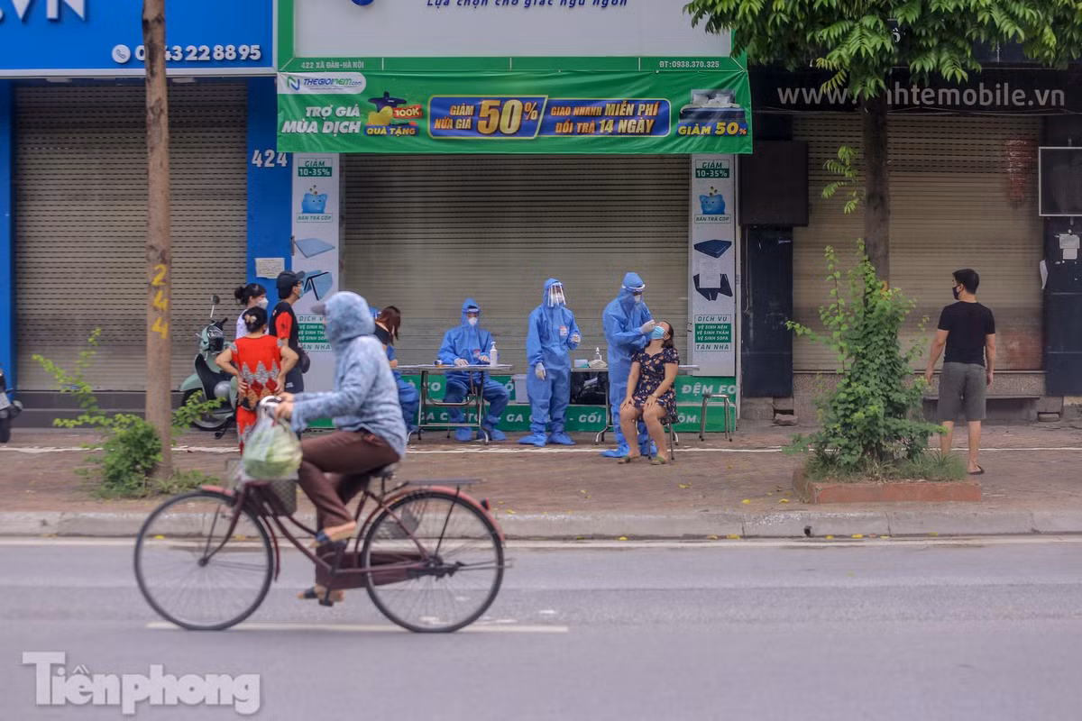 Người dân xếp hàng dài tại một địa điểm khác trên phố Thái Hà.