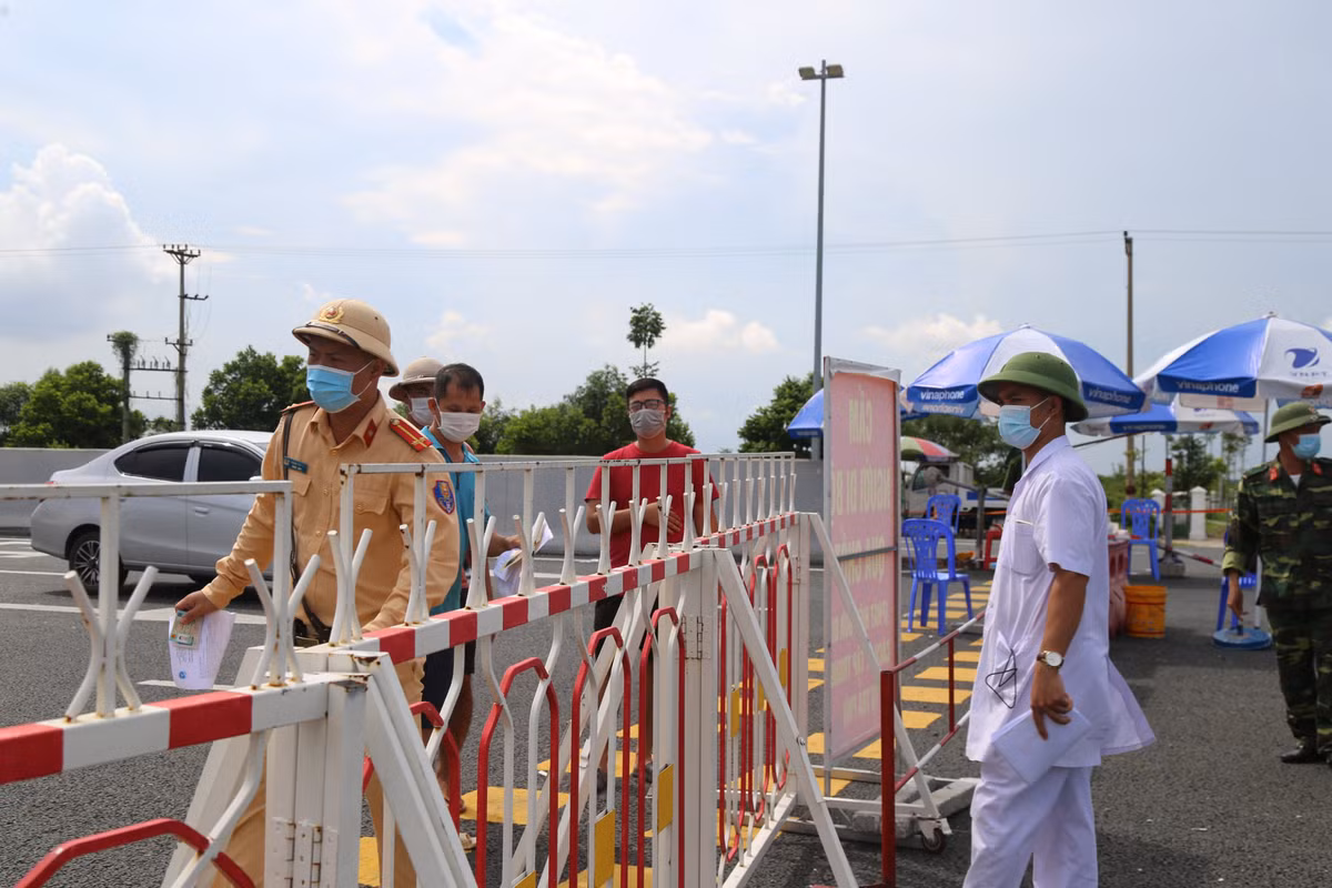 Quang Ninh: Hon 2.000 phuong tien vao tinh truoc dip le 2/9-Hinh-10