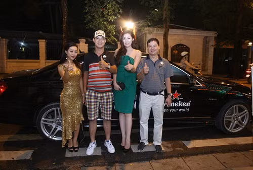 Là khách mời tham gia sự kiện Thành phố Thế giới trong tay bạn, á hậu Tú Anh thực sự bất ngờ với thử thách bí mật dành cho cô và 2 người chơi may mắn khi bước vào trải nghiệm khám phá Los Angeles, một trong 8 thành phố nổi tiếng của chương trình. Ảnh á hậu Tú Anh check – in cùng người chơi . Là khách mời tham gia sự kiện Thành phố Thế giới trong tay bạn, á hậu Tú Anh thực sự bất ngờ với thử thách bí mật dành cho cô và 2 người chơi may mắn khi bước vào trải nghiệm khám phá Los Angeles, một trong 8 thành phố nổi tiếng của chương trình. Ảnh á hậu Tú Anh check – in cùng người chơi .