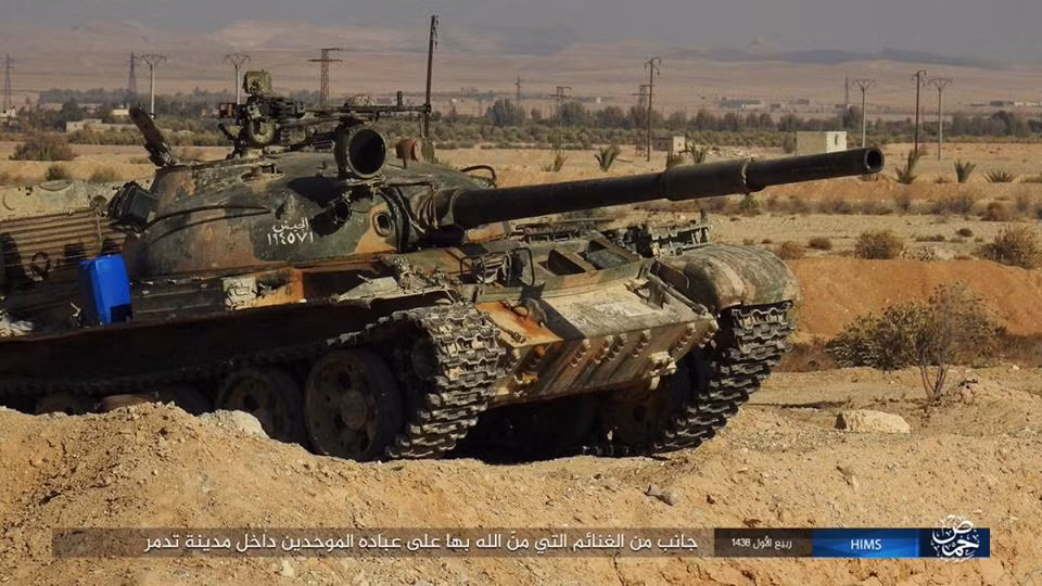 Xe tăng T-62 bị Quân đội Syria vứt lại. Nguồn ảnh: HIMS