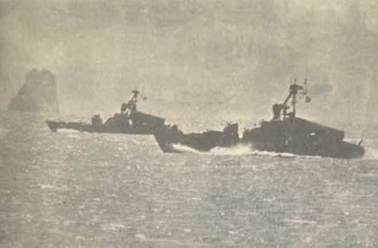 Phải tới năm 1972, Việt Nam mới có tàu tên lửa đầu tiên – đó là các tàu tấn công nhanh Project 183 Komar do Liên Xô sản xuất. Loại tàu này được trang bị 2 tên lửa hành trình P-15 Termit. Rất tiếc, chúng không có cơ hội cho Hải quân Mỹ “nếm mùi đau đớn”. Nguồn ảnh: Vnmilitaryhistory