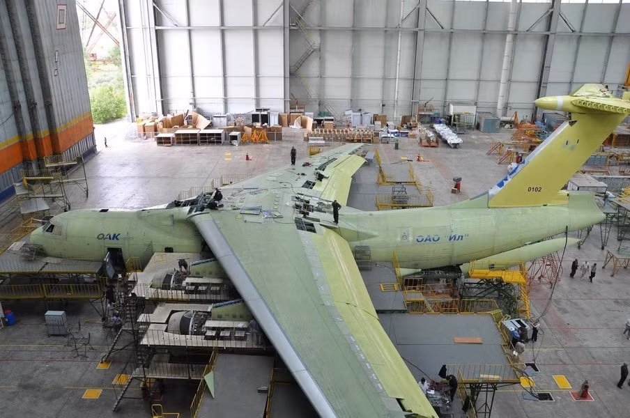 Máy bay vận tải Il-76MD-90A thế hệ mới giúp Nga 'lách' lệnh cấm vận - Hình 6 May bay van tai Il-76MD-90A the he moi giup Nga 'lach' lenh cam van-Hinh-6