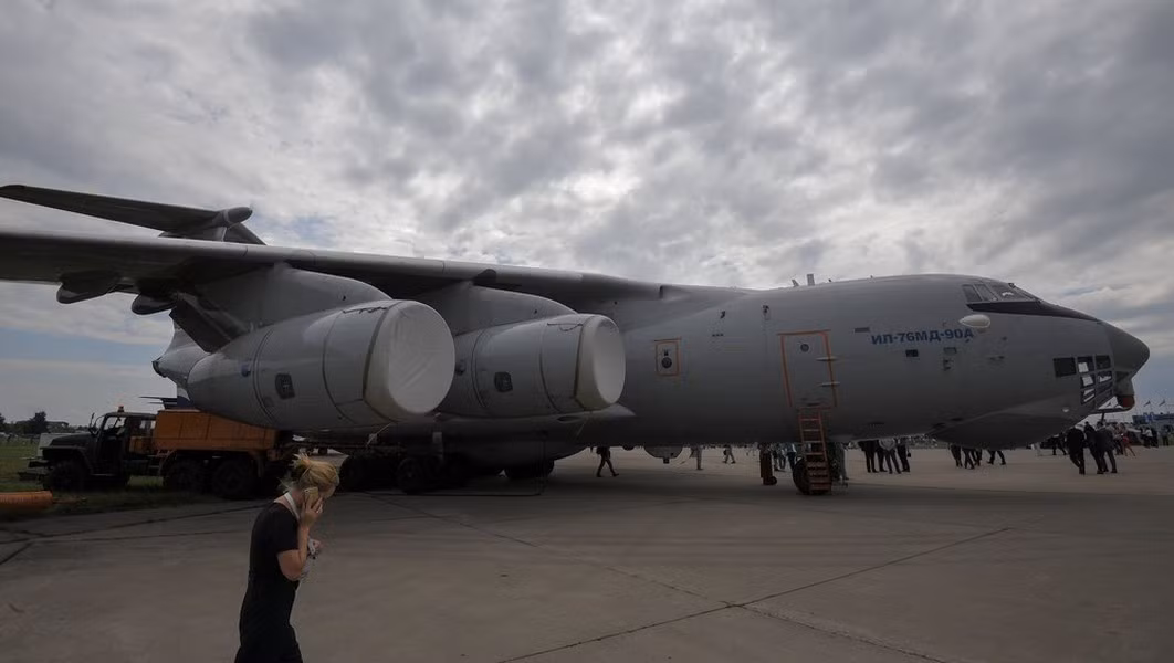 Máy bay vận tải Il-76MD-90A thế hệ mới giúp Nga 'lách' lệnh cấm vận - Hình 8 May bay van tai Il-76MD-90A the he moi giup Nga 'lach' lenh cam van-Hinh-8