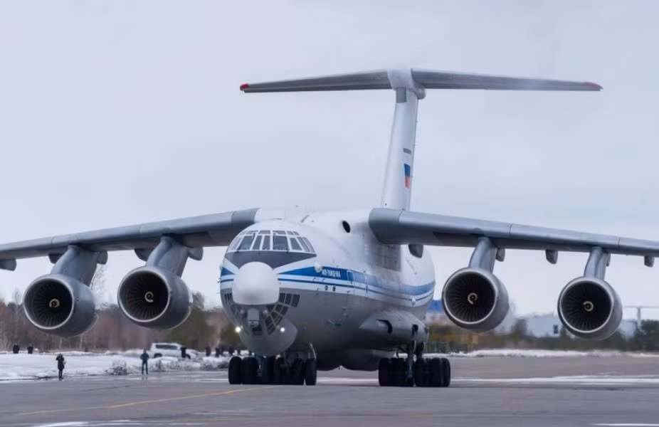 Máy bay vận tải Il-76MD-90A thế hệ mới giúp Nga 'lách' lệnh cấm vận - Hình 9 May bay van tai Il-76MD-90A the he moi giup Nga 'lach' lenh cam van-Hinh-9