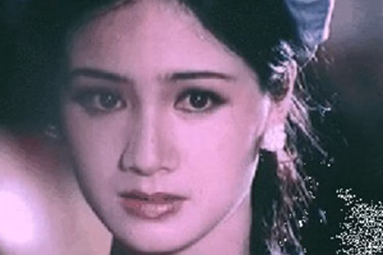 Sau “Đêm hội Long Trì”, Thu Hà đóng vai Thu Nga - cô gái cá tính, mạnh mẽ, dám bảo vệ tình yêu trong “Lá ngọc cành vàng” của đạo diễn Vũ Châu năm 1989. Sự thành công của bộ phim nhanh chóng đưa cô trở thành ngôi sao sáng giá của màn ảnh Việt. (Ảnh: VTC)