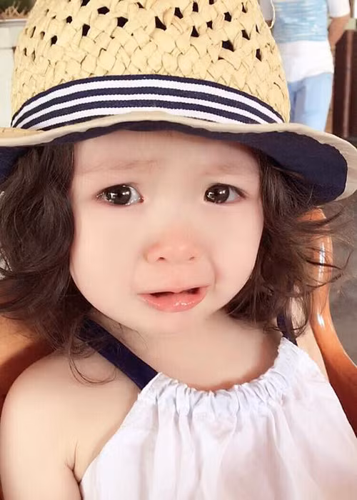 Mọi biểu cảm của con gái Elly Trần đều vô cùng đáng yêu. Trong ảnh, Mộc Trà mếu khóc khi mẹ không cho phép tự cầm ly thủy tinh để uống nước. (Ảnh: Facebook nhân vật)