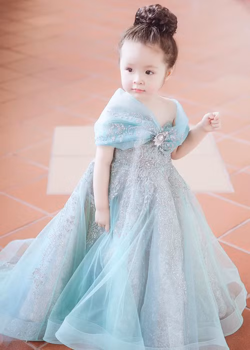 Tháng 10/2016, loạt ảnh hóa cô nàng Lọ Lem xinh đẹp, dễ thương của bé Mộc Trà cũng "gây bão" mạng xã hội. Không ít cư dân mạng khen ngợi vẻ ngây thơ và dễ thương của con gái Elly Trần trong tạo hình nhân vật cổ tích. (Ảnh: Facebook nhân vật) 