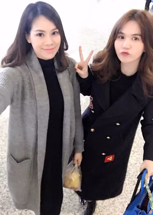 Vốn kém tuổi Lan Phương nên Ngọc Trinh sở hữu gương mặt đáng yêu hơn với nước da trắng hồng hơn.(Ảnh: FBNV)