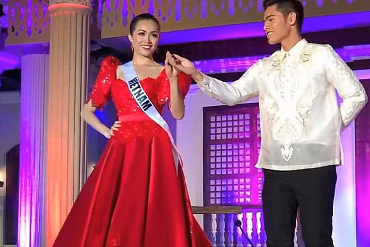 Khi xuất hiện trở lại trên sân khấu được dàn dựng trong một dinh thự, đại diện Việt Nam được một chàng trai dắt ra giữa sân khấu. Tại đây, cô bước đi và khoe dáng trong trang phục terno trước khán giả.