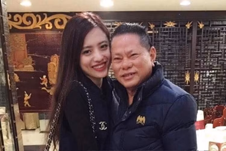 Gần đây, trong khi Ngọc Trinh vướng ồn ào đấu giá SIM làm từ thiện, tỷ phú Hoàng Kiều bị lộ ảnh thân thiết bên Ngô Lan Anh - người được cho là bạn gái cũ của ông. (Ảnh: Dân Việt)