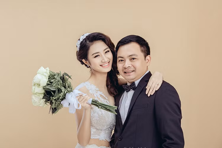 Bộ ảnh cưới Hoa hậu Thu Ngân được thực hiện bởi nhiếp ảnh gia: LinhLeChi, Hanceo, trang điểm Mai Phan, trang phục Calla Phương Linh.