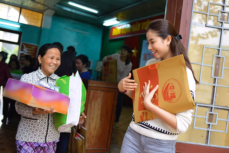 Việc gắn liền hình ảnh với các công việc cộng đồng, Phạm Hương được ưu ái gọi là “Hoa hậu thiện nguyện”.