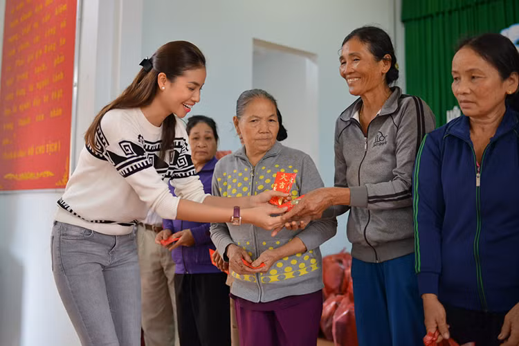 Trong ngày 2/1, đoàn từ thiện đã đến 4 xã thuộc hai tỉnh Bình Định và Quảng Ngãi để trao 500 suất quà đầu năm mới cho người nghèo.