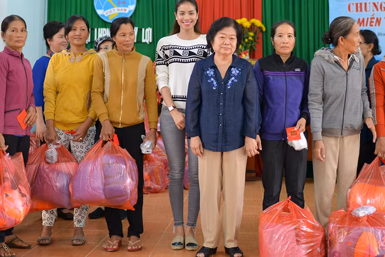 Chuyến từ thiện xuyên miền Trung dịp đầu năm này còn có sự hiện diện của bà Trương Mỹ Hoa (thứ ba bên phải), nguyên Phó chủ tịch nước CHXHCN Việt Nam.