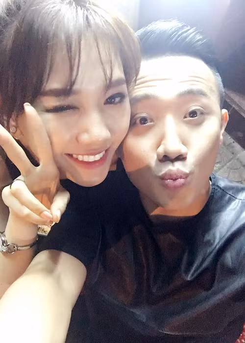 Trước đây, Hari Won - Trấn Thành thường xuyên xưng “ông -tôi” hay “bà-tôi” nhưng sau khi về chung một nhà, cả hai đã chuyển sang xưng hô vợ - chồng vô cùng tình cảm. (Ảnh: Facebook nhân vật) 