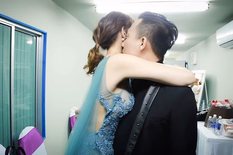 Nhận được tin vui trong công việc, Hari Won không quên dành lời cám ơn đến Trấn Thành đã luôn ủng hộ cô đồng thời hứa cũng sẽ cố gắng trong năm 2017 giống như ông xã. (Ảnh: Facebook nhân vật) 