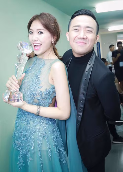 Ngoài niềm hạnh phúc trong đời tư, Hari Won còn đón tin vui trong công việc. Mới đây, cô đã giành cúp đúp giải thưởng Ca khúc pop/rock được yêu thích nhất tại Zing Music Awards 2016 và Top 20 bài hát của năm tại Vpop 20 Awards 2016. (Ảnh: Facebook nhân vật) 