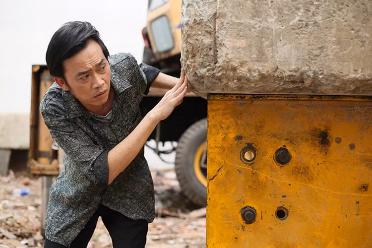 Nội dung phim Tết này kể về Giáng Hương - cô gái lên kế hoạch chinh phục 4 vị đại gia dưới sự giúp đỡ của “chuyên gia tư vấn tình trường” Diễm Bà Bà và diễn viên quần chúng Lý Bình. Tuy nhiên, 4 vị đại gia khá mưu mẹo. Đúng lúc đó, vị đại gia thứ 5 xuất hiện. (Ảnh: Thể thao ngày nay)