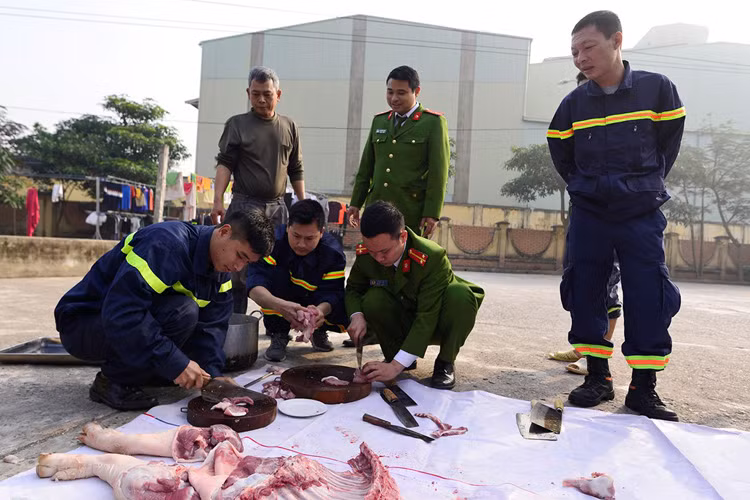 Theo chỉ huy đơn vị, mâm cỗ Tết của Cảnh sát PCCC sẽ có đủ các món ăn truyền thống như bánh chưng, thịt gà, nem, giò, canh măng. Trong ảnh: Cán bộ chiến sĩ đang lọc thịt gói bánh chưng và bó giò.
