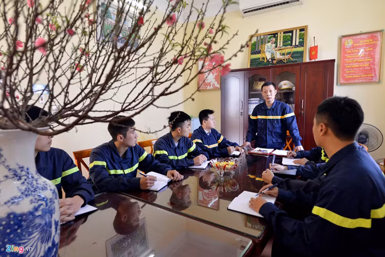 Bên cạnh chuẩn bị hậu cần đón Tết, những ngày này, chỉ huy Phòng thường xuyên họp với cán bộ chiến sĩ phụ trách công tác kiểm tra, chữa cháy để đôn đốc anh em chuẩn bị kỹ càng phương tiện, sẵn sàng chiến đấu. "Ngoài công tác chữa cháy, chúng tôi còn ứng trực tham gia cứu hộ, cứu nạn các sự cố, tai nạn giao thông không may xảy ra trên cao tốc Pháp Vân - Cầu Giẽ", thượng tá Quyến nói.