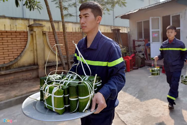Khoảng 14h, bánh được đem đi luộc.